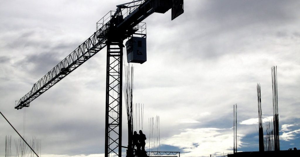 kule vinçler, yük taşımada sağladığı avantajlarla dikkat çekmektedir.